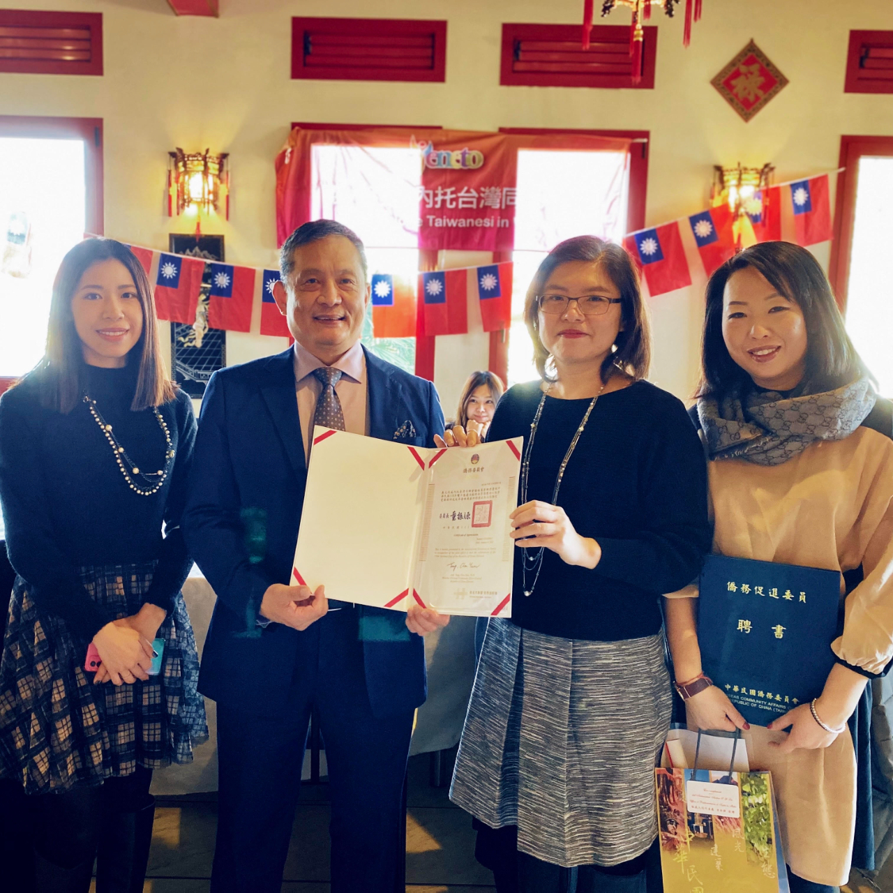 圖說：李新穎大使(左二)頒發感謝狀及聘書予僑務促進委員高聖慈(右一)、陳書寧會長(右二)、陳昕怡副會長(左一)