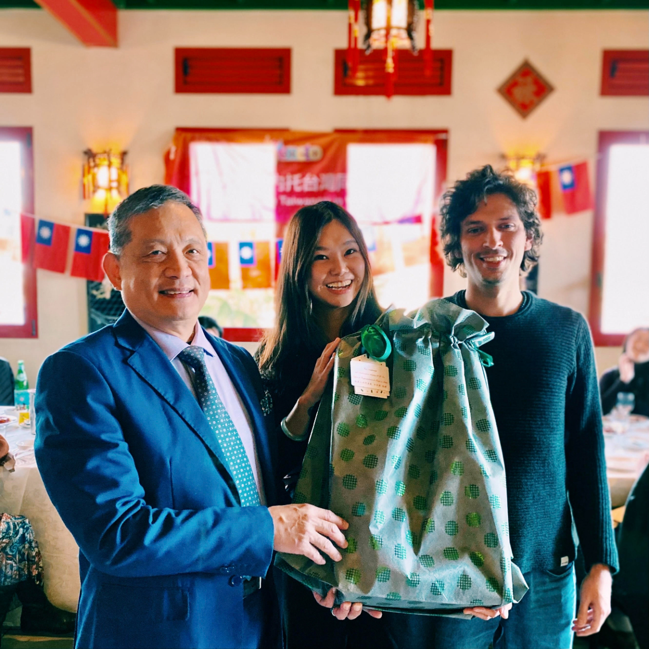 圖說：李新穎大使(左)與威內托僑民摸彩贈獎互動(2)