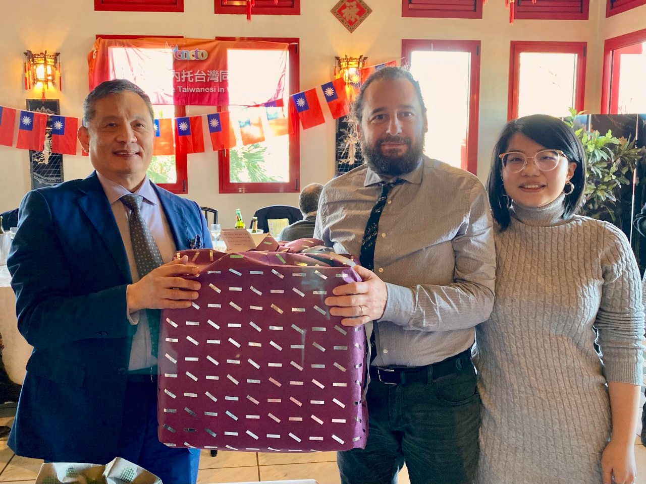 圖說：李新穎大使(左)與威內托僑民摸彩贈獎互動(1)