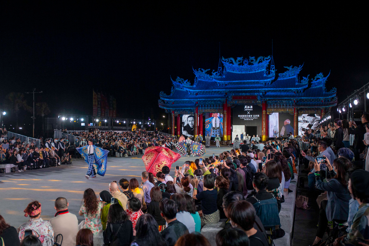 2023臺北時裝週AW23開幕秀以南鯤鯓代天府五門式木作大牌樓為背景，打造結合傳統藝陣、表演藝術與時尚走秀的跨界展演，令觀展嘉賓為之驚艷。