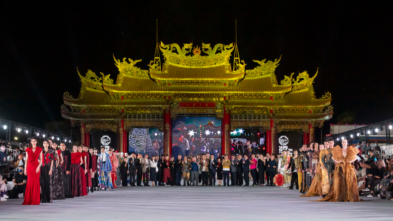 臺北時裝週開幕秀首度移師臺南「南鯤鯓代天府」舉辦，70組匠心獨具的的流行時裝由專業模特兒在國定古蹟盡情展演，打造一場精采的時尚饗宴。
