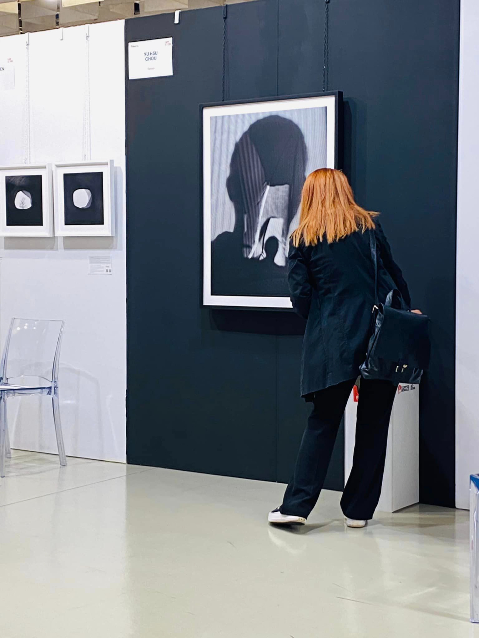 周有熙本次參展攝影作品「Essere」吸引當地觀眾駐足欣賞(照片為周有熙提供)