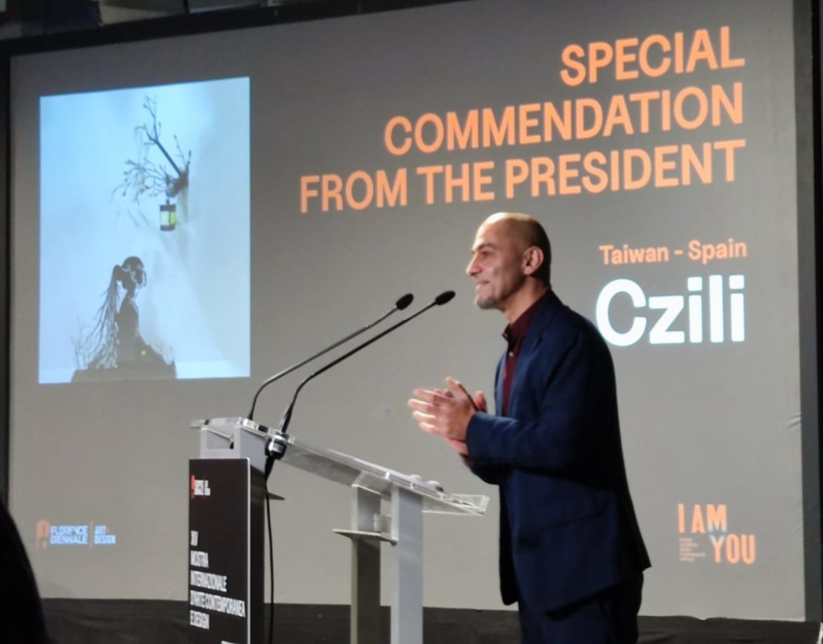 臺灣雕刻藝術家廖釗瑩以5件鋼塑裝置藝術系統作品獲得第14屆佛羅倫斯雙年展裝置藝術類主席特別提名獎(照片為廖釗瑩提供)