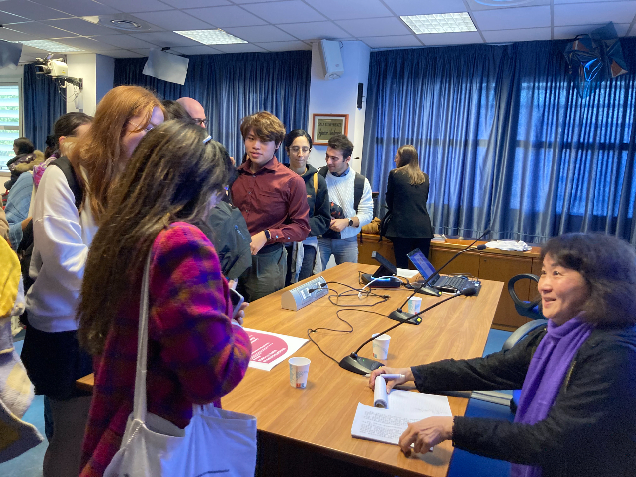 4.作家朱天心在講座過後為多許多年輕書迷舉辦小型的《《想我的眷村兄弟們》簽書會