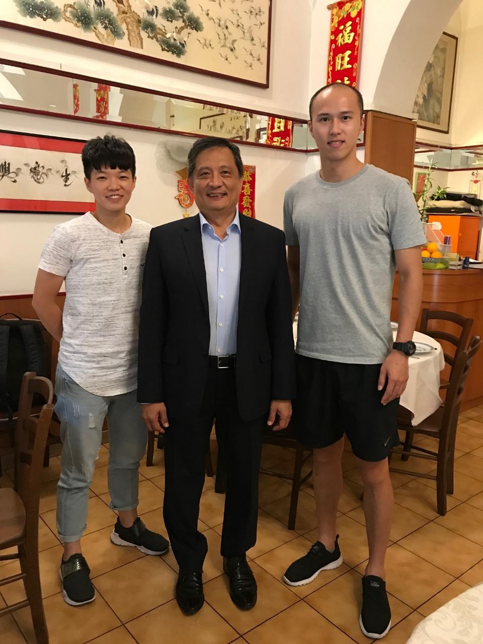 2018.9.8-李新穎大使接見我國加入義國A1甲組排球聯賽之兩位台灣好手「光頭神舉」黃培閎及「小羊」楊怡真，為兩位「台灣之光」加油打氣。