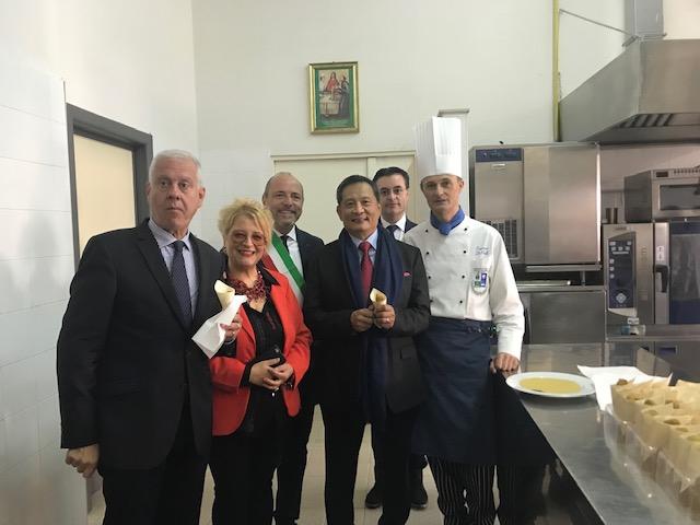 2019.10.12-李大使新穎應邀赴義國中部Villa Santa Maria參加當地年度廚師節活動，由該市市長Giuseppe Finamore及國立餐旅學校(Istituto Alberghiero "G. Marchitelli" Villa Santa Maria)校長Giovanna Ferrante陪同參觀學生實作現況