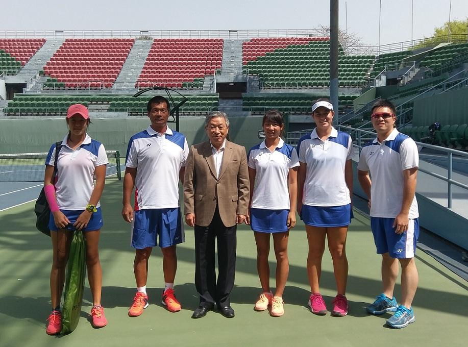 駐印度田大使中光（左三）與我國參加「2017年青年聯邦盃亞大區資格賽」選手李冠儀（左一）、葛蘭喬安娜（右一）、張庭霈（右三）與教練潘宗欽（左二）合影並預祝代表隊順利晉級四強。
