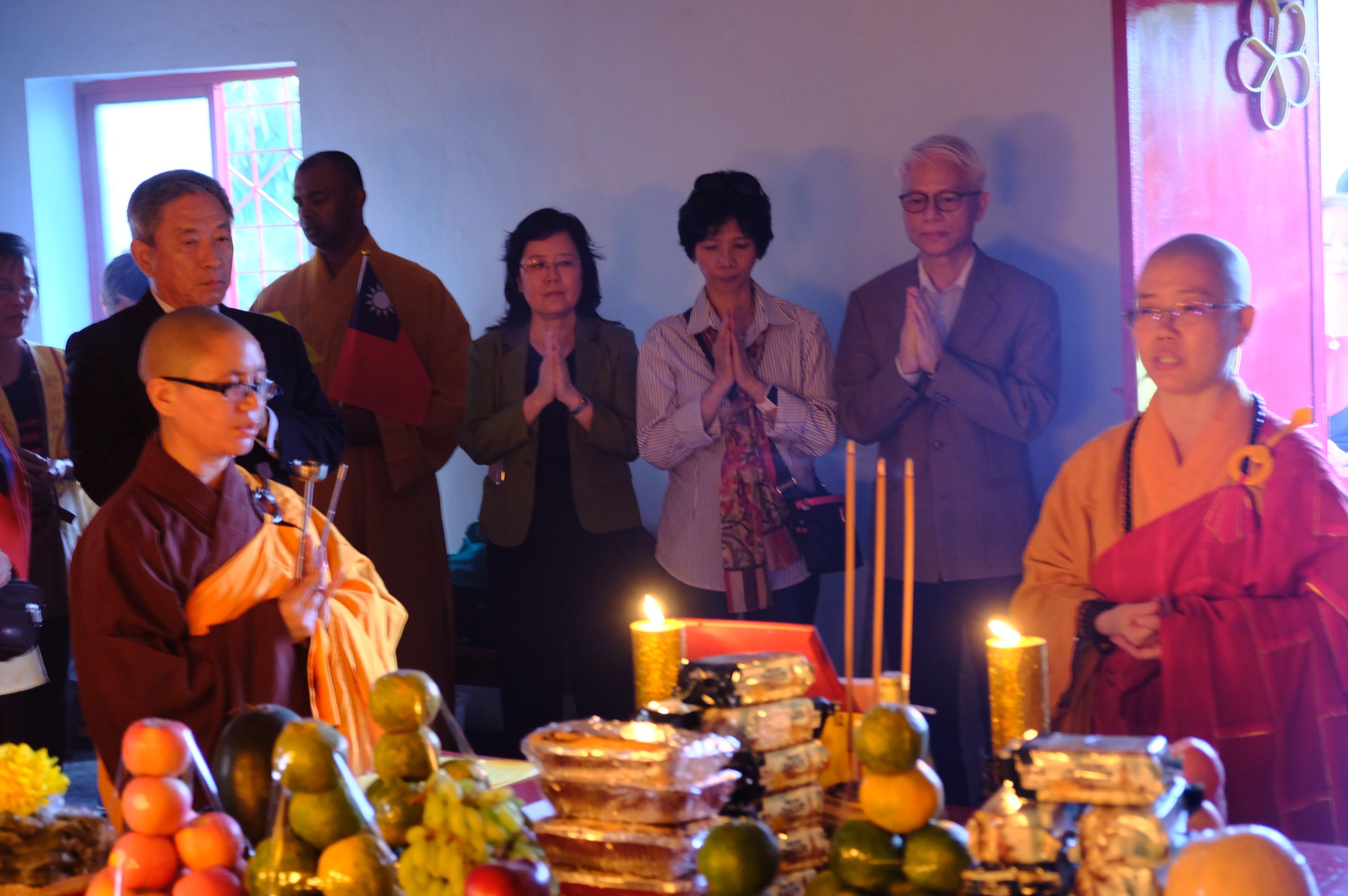 駐印度田大使中光（後排左一）於「106年蘭伽公墓擴大春祭」擔任主祭人。