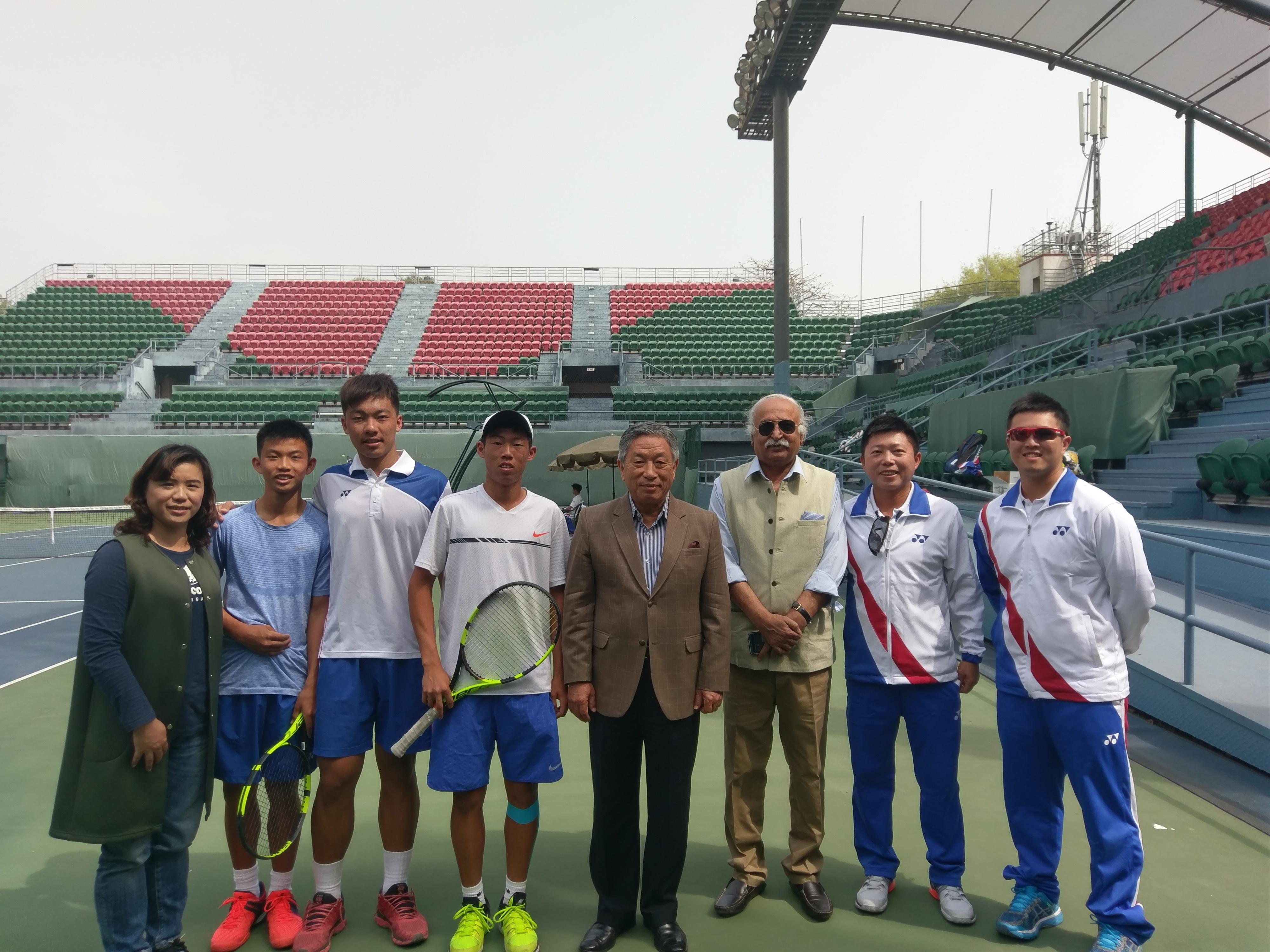 駐印度田大使中光（右四）與我國參加「2017年青年台維斯盃網球團體錦標賽亞大區資格賽決賽」選手林翰智（左二）、蔡長霖（左三）、曾俊欣（左四）、教練曾育德（右二）及防護員陳重年（右一）合影。