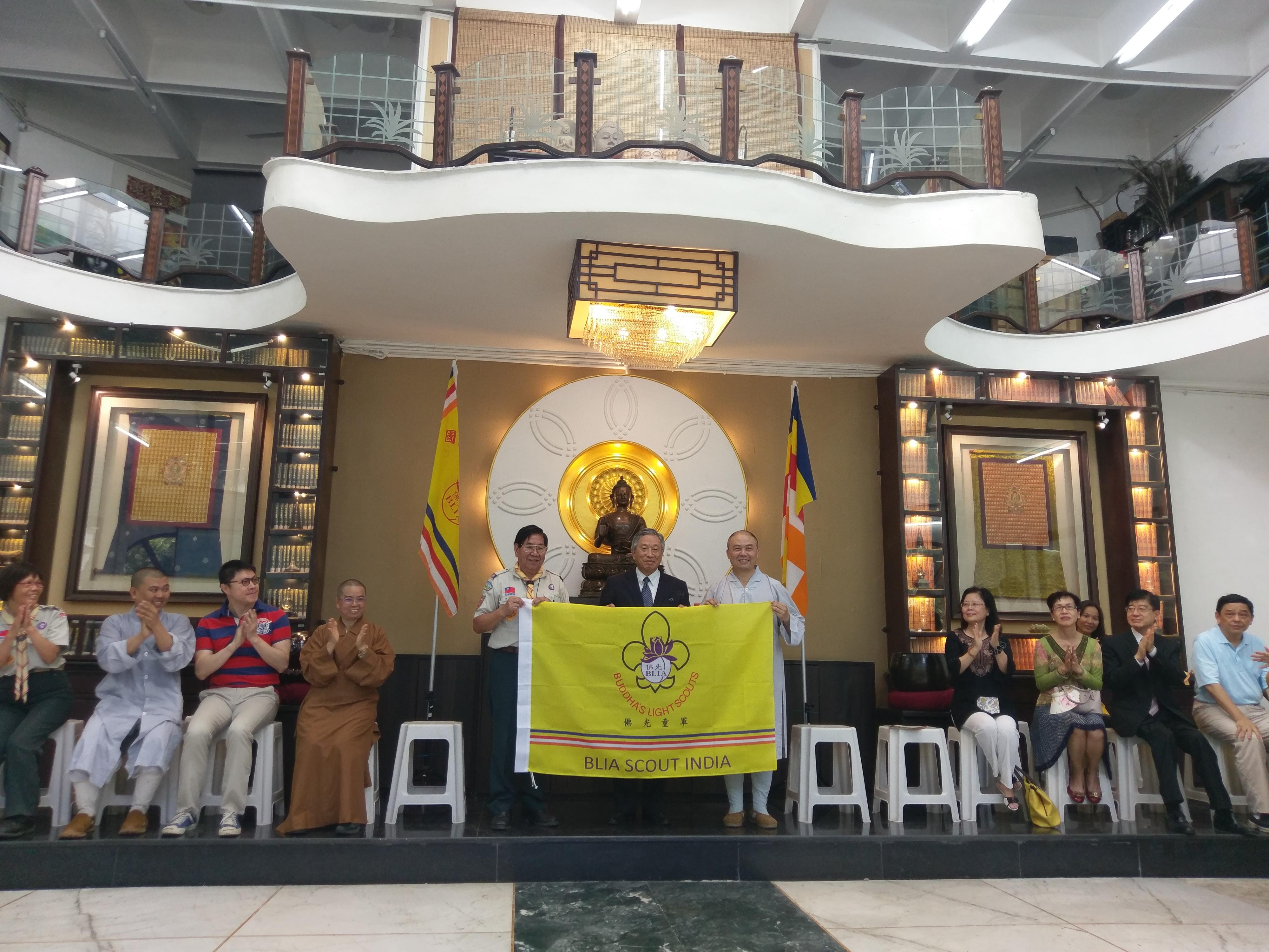 本(106)年8月6日駐印度田大使中光（中）應邀赴佛光山德里文教中心，見證國際佛光會中華佛光童軍與佛光山德里文教中心共同成立全球第一支「沙彌童軍團」。