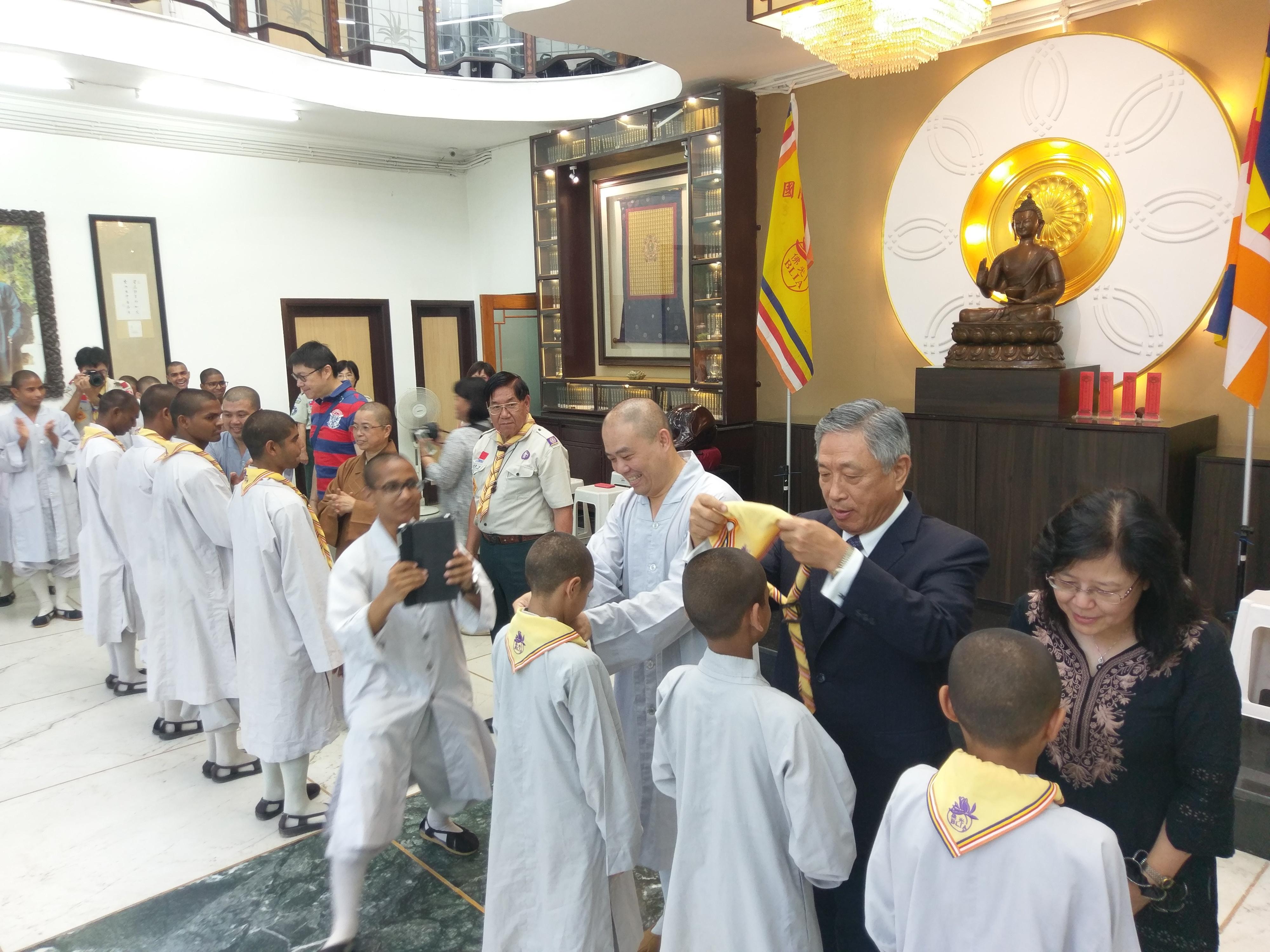 田大使夫婦（右一、二）、佛光山德里文教中心主任釋惠顯法師（右三）與國際佛光會中華佛光童軍總部李執行長耀淳（右四）等人為「沙彌童軍團」成員授銜。