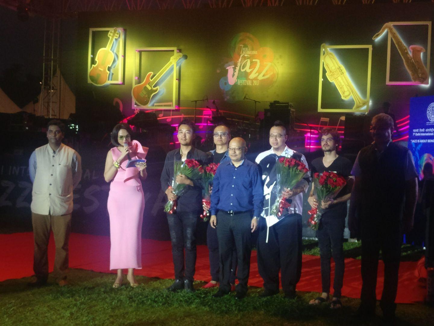 我國「絲竹空爵士樂團」應邀參加「第七屆德里國際爵士音樂節」，本(106)年9月25日晚由團長吳政君（右三）代表與印度文化關係協會(ICCR)主任Vanlalhuma（右四）及其他外國及印度爵士樂團團長在表演開始前合影。