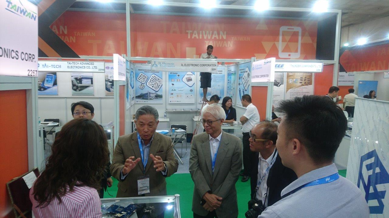 駐印度代表處田大使（左二）在「台灣形象館」與廠商互動，實際瞭解我國廠商拓展印度市場情形。