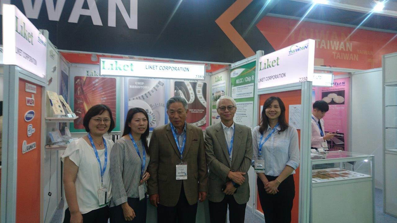 駐印度代表處田大使中光（中）偕經濟組楊組長宏（右二）本(106)年9月14日赴新德里Pragati Maiden展覽會場訪視「2017年印度電子零組件暨製造展(Electronica India and Productronica India 2017)」，並與參展台商合影。