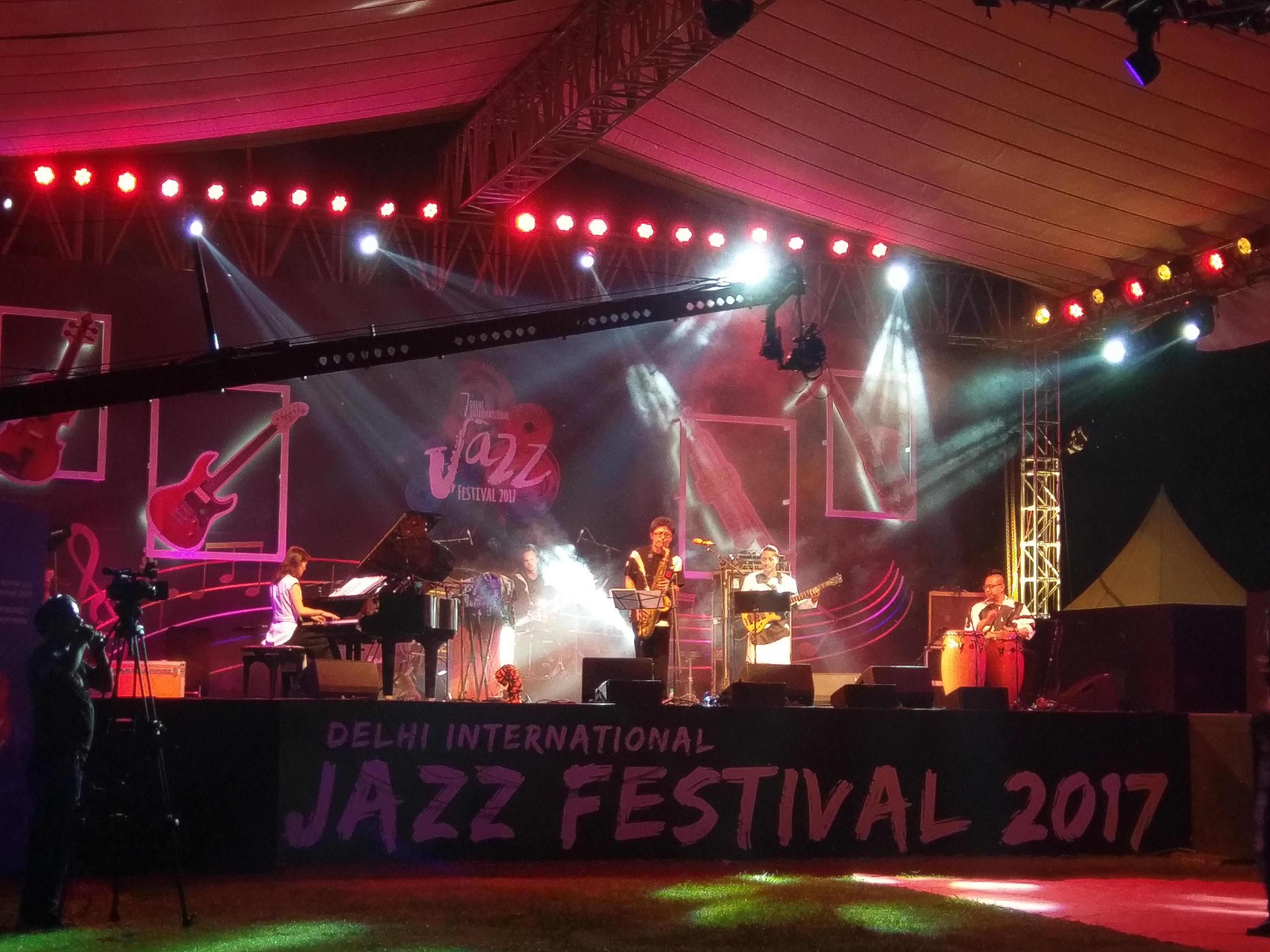 「絲竹空爵士樂團」在印度新德里尼赫魯公園(Nehru Park)現場上千名前，結合傳統樂器和臺灣元素，一連演出多首曲目，並巧妙融合客家繞口令以及臺灣民謠「望春風」，引起觀眾熱烈迴響。