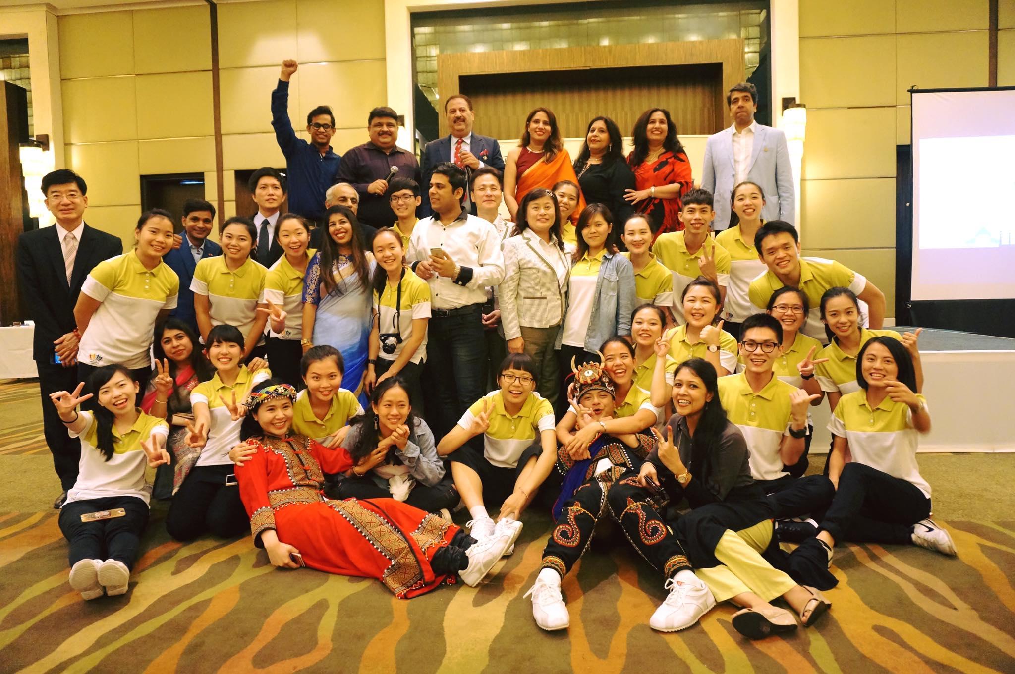 本年9月1日青年大使團於「臺灣之夜」活動結束時與部分賓客合影。