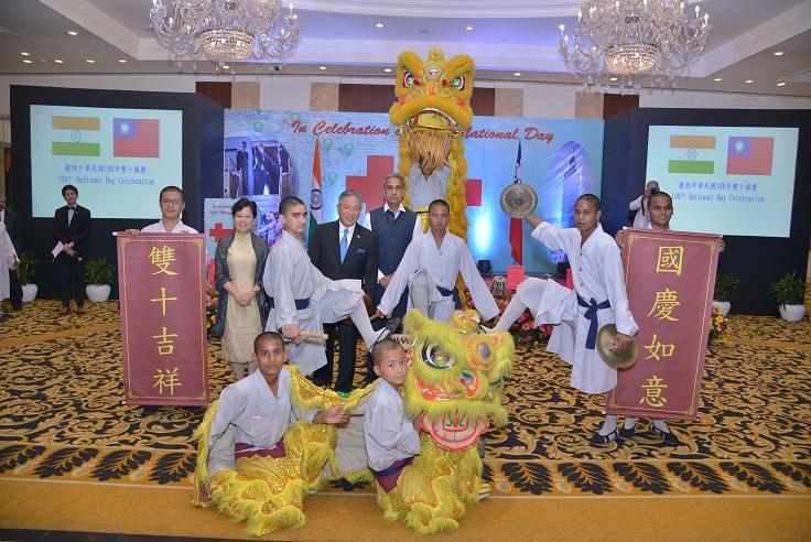 佛光山德里文教中心小沙彌以舞獅表演為駐印度代表處中華民國106年國慶酒會開場。
