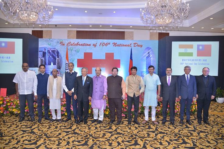 駐印度代表田大使中光（左5）與印度國會議員米納（左4）、多明尼加駐印度大使兼外交團團長卡斯特亞諾斯（右6）等貴賓於中華民國106年國慶酒會合影。