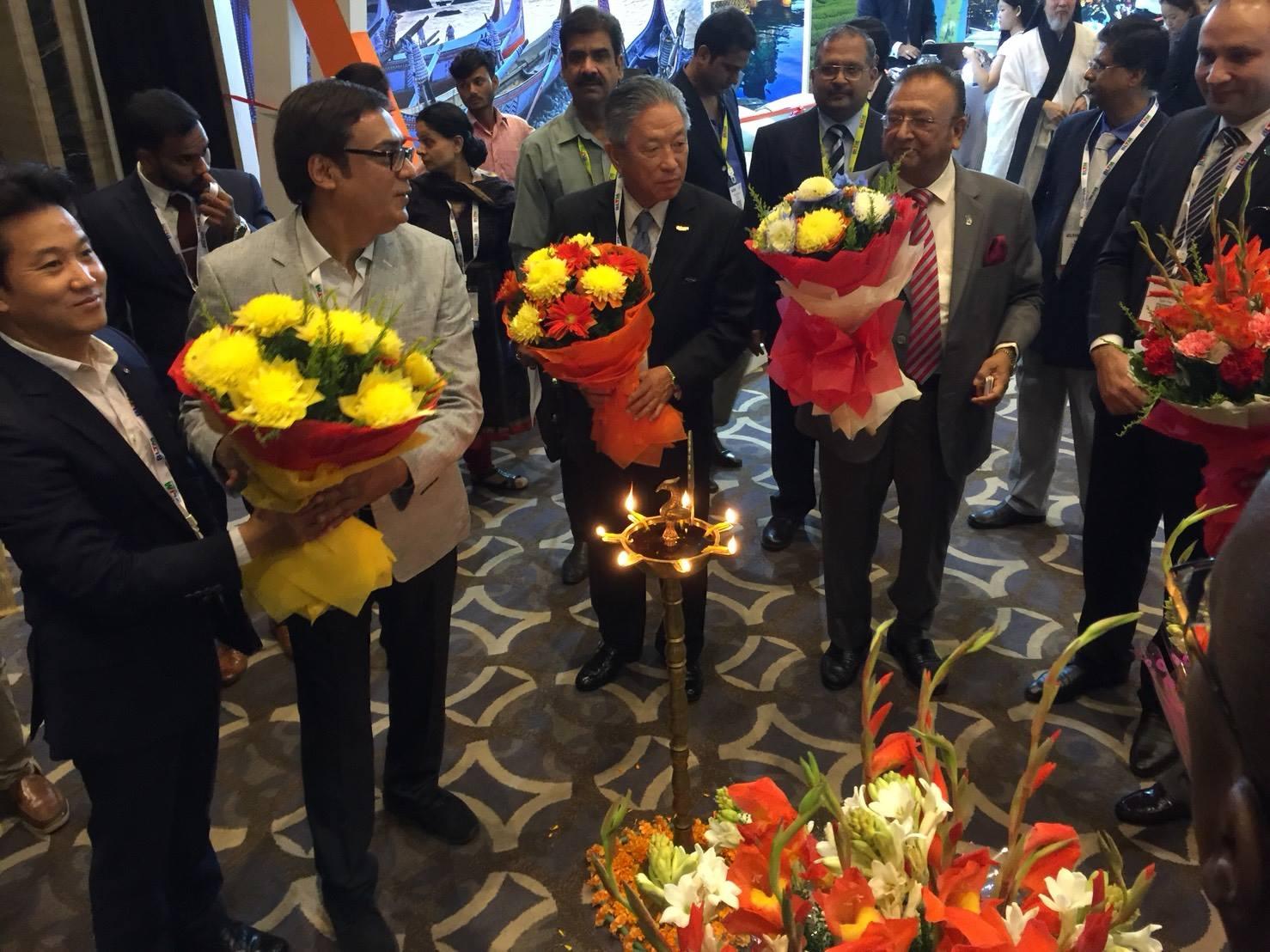 1.2017年「印度古崗商務豪華觀光旅展」(Business &amp;Luxury Travel Mart Gurgoan)於本(106)年10月26至27日假印度古崗Hyatt Regency飯店舉行,我駐印度代表處田中光大使偕臺灣觀光局新加坡辦事處主任林信任、中華民國對外貿易發展協會劉瓊婷組長、臺灣會展領航計畫莊雅婷經理，以及我國古琴老師袁中平及書法老師陳麗如等應邀出席開幕典禮；田大使並與該旅展創辦人印度斐爾費斯特媒體集團(Fairfest Media)董事長Sanjiv Agarwal及印度Stic Travels公司負責人Subhash Goyal等共同主持我展場開幕儀式。我國代表團於BLTM旅展中計設置2座攤位，除向參展嘉賓介紹臺灣美景特色，袁中平老師並即席彈奏古琴，以推動我政府新南向政策吸引印度旅行社業者組團赴臺觀光旅遊。
2.Subhash Goyal (左)、田中光大使(中)、Sanjiv Agarwal (右)