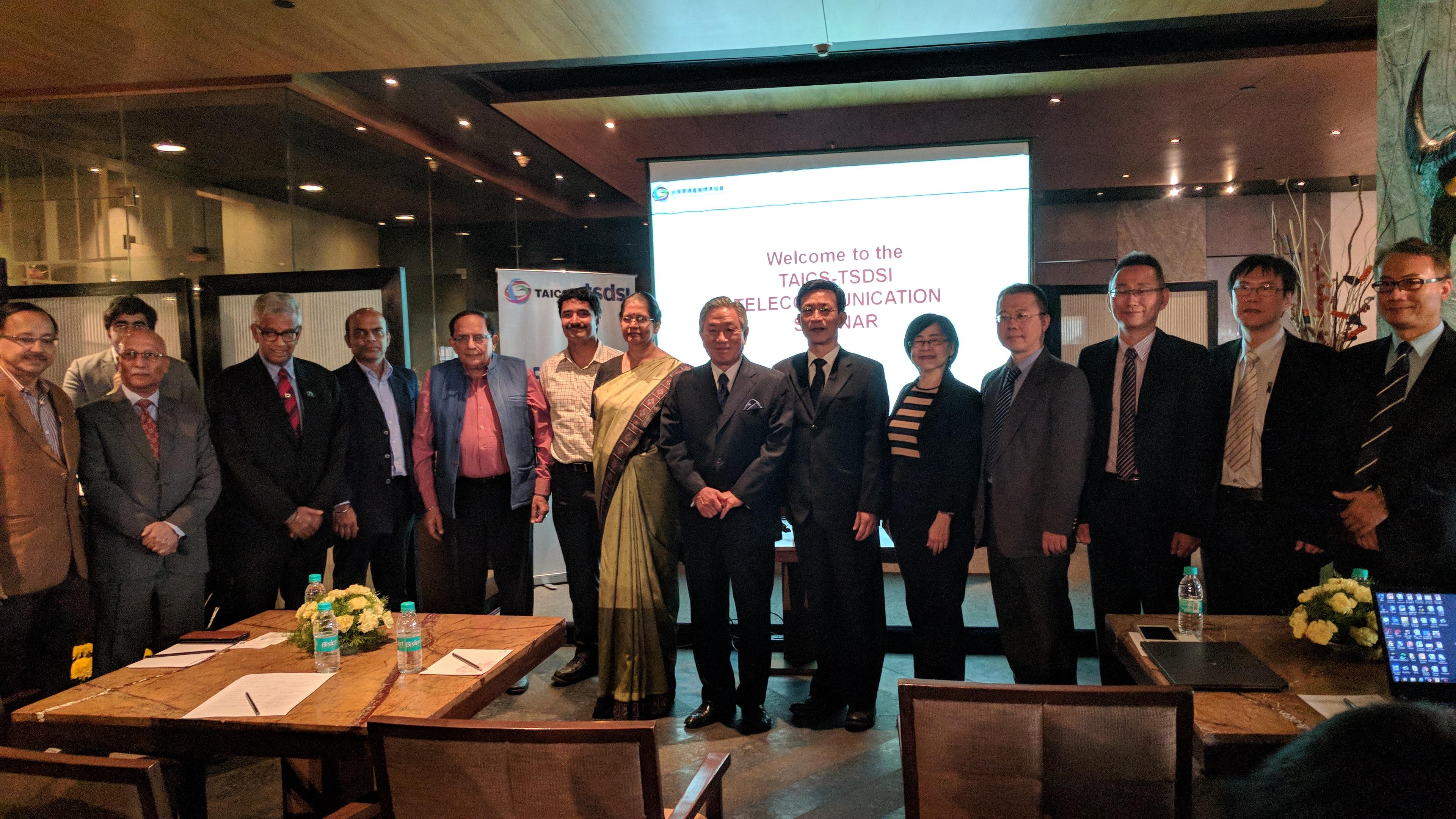 田大使(右7)與周秘書長(右6)、Ms. Pamela Kumar, DG, TSDSI(左7)等台印度資通雙邊專家團隊於會場合影。