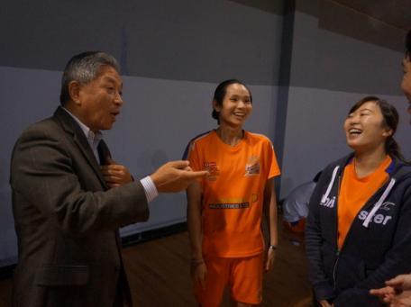 駐印度代表田大使中光（左）106年12月29日晚間前往新德里Siri Fort觀賞「印度超級盃羽毛球賽」(PBL)，並於比賽結束後向獲勝的我國選手戴資穎（中）道賀。