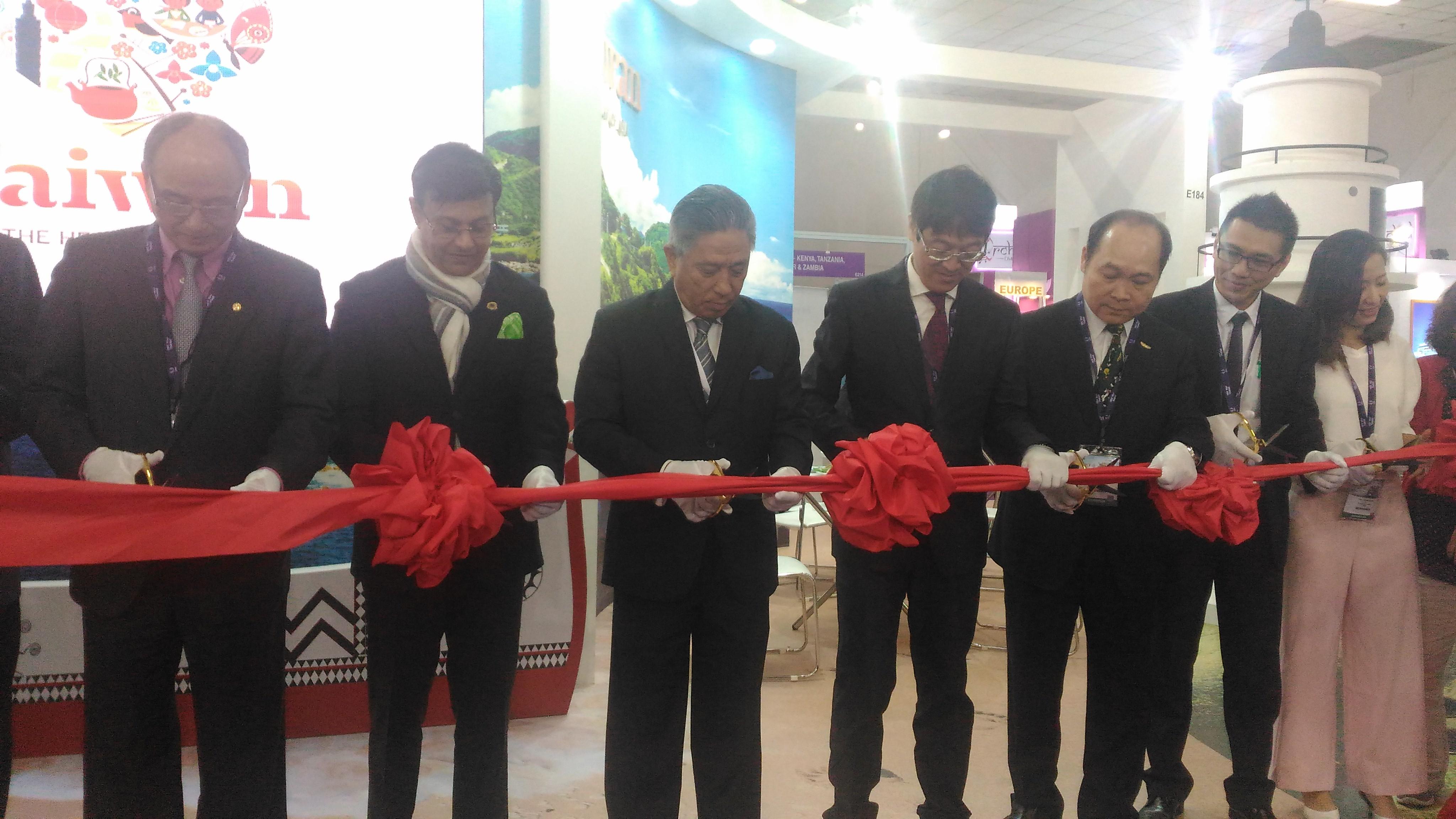 田大使（中）、觀光局林主秘（左一）、新加坡台灣觀光協會林主任（右四）為臺灣館剪綵。