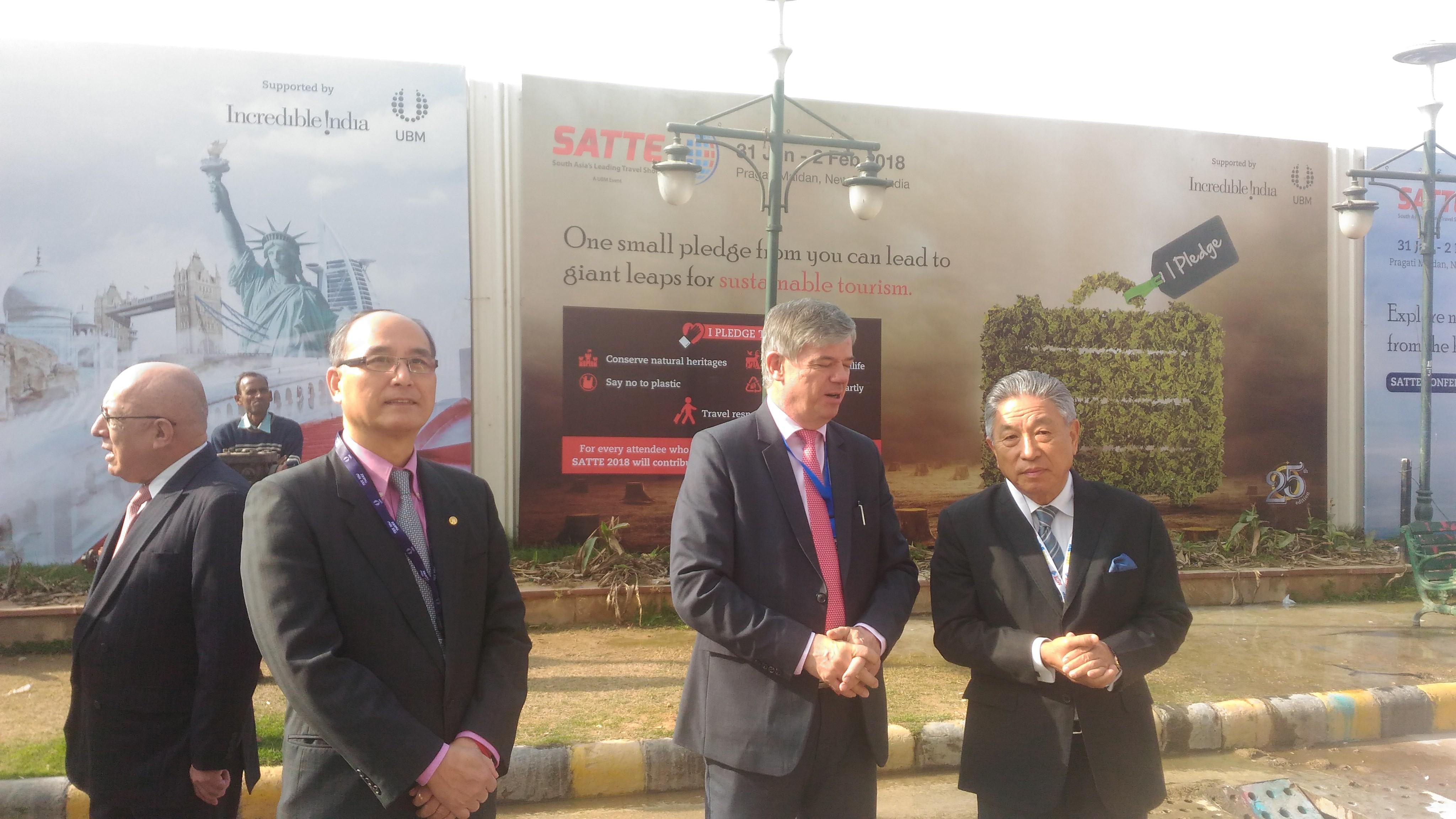 田大使中光（右一）應邀出席SATTE國際旅展開幕典禮前與捷克大使（右二）交談，觀光局林主秘（左二）。