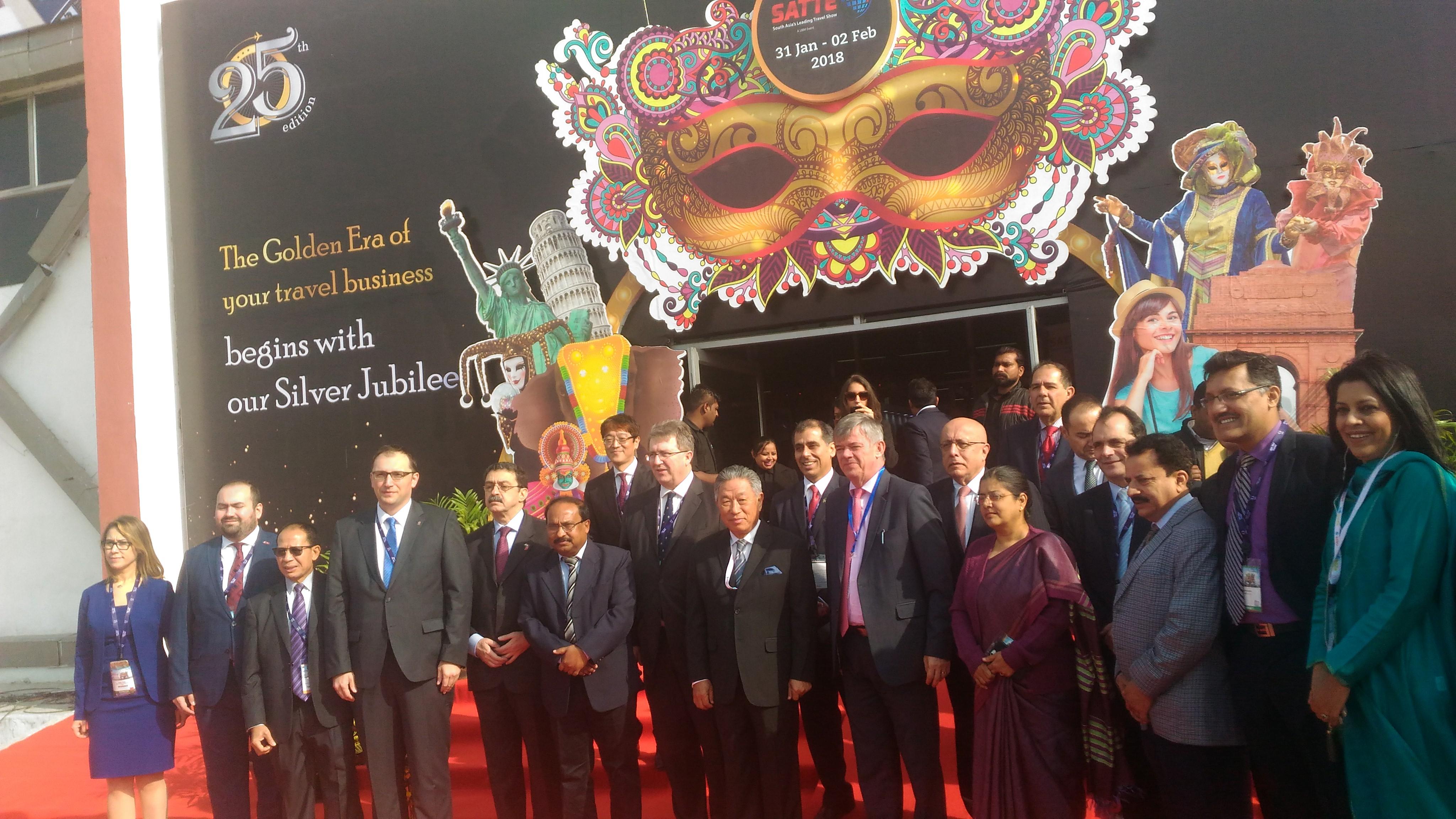 SATTE開幕典禮剪綵儀式結束後合影。印尼觀光部次長（左三）、土耳其大使（左五）、印度觀光部處長Satyajeet Rajan（左六）、田大使（中）、秘魯商務参事Luis Cabello（右八）、捷克大使（右七）、秘魯大使（右六）。