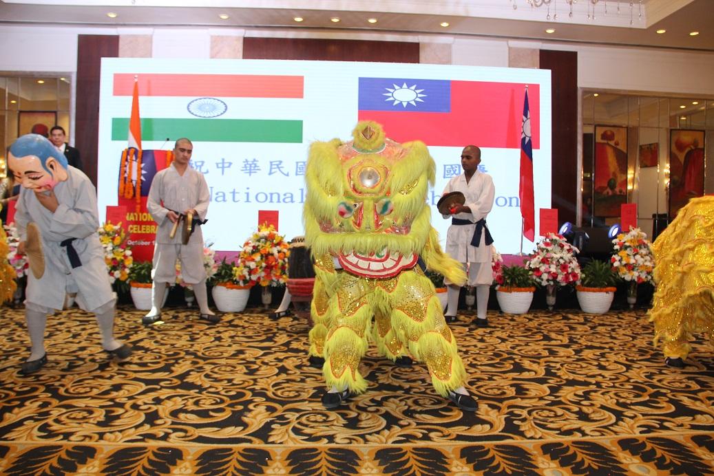 佛光山德里文教中心小沙彌表演的「舞獅」及「大頭佛」為駐印度代表處107年國慶酒會揭開序幕。