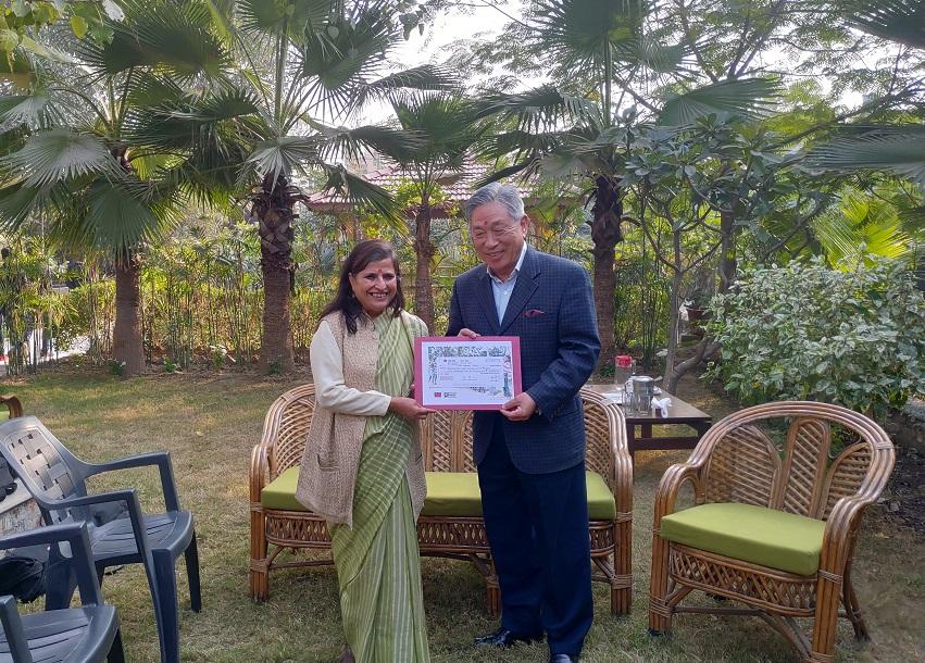 駐印度代表田中光（右）本(107)年12月21日代表我國政府捐款297萬9,650盧比予印度非政府組織「拯救童年運動」，由沙提雅提夫人蘇梅達(Sumedha Kailash)接受，沙提雅提在場見證。