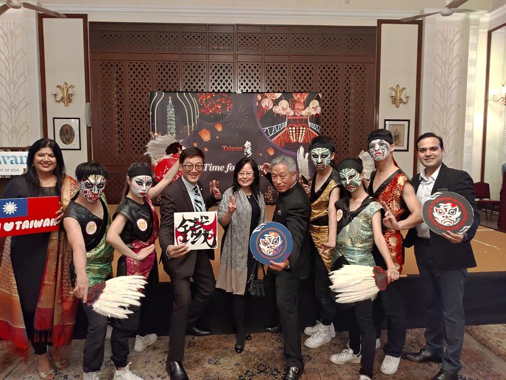 駐印度代表田中光大使夫婦（中）偕鐵四帝文化藝術創意團隊表演者及印度旅遊休閒業者合照。