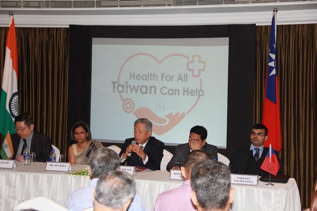 駐印度代表田中光（中）在新德里主持國際記者會，說明臺灣對國際醫衛的貢獻並呼籲印度各界支持臺灣參與世界衛生組織(WHO)。