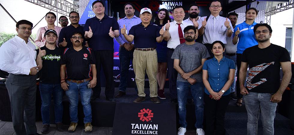 駐印度代表田中光大使（中）本(6)月27日在新德里出席台灣精品盃電競賽記者會，比讚推薦台灣電競精品。