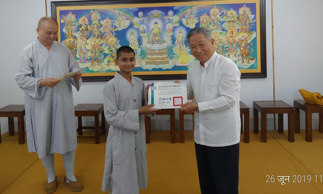 駐印度代表田中光大使（右）頒發107年教育部華語文能力測驗證書予佛光山新德里文教中心沙彌。