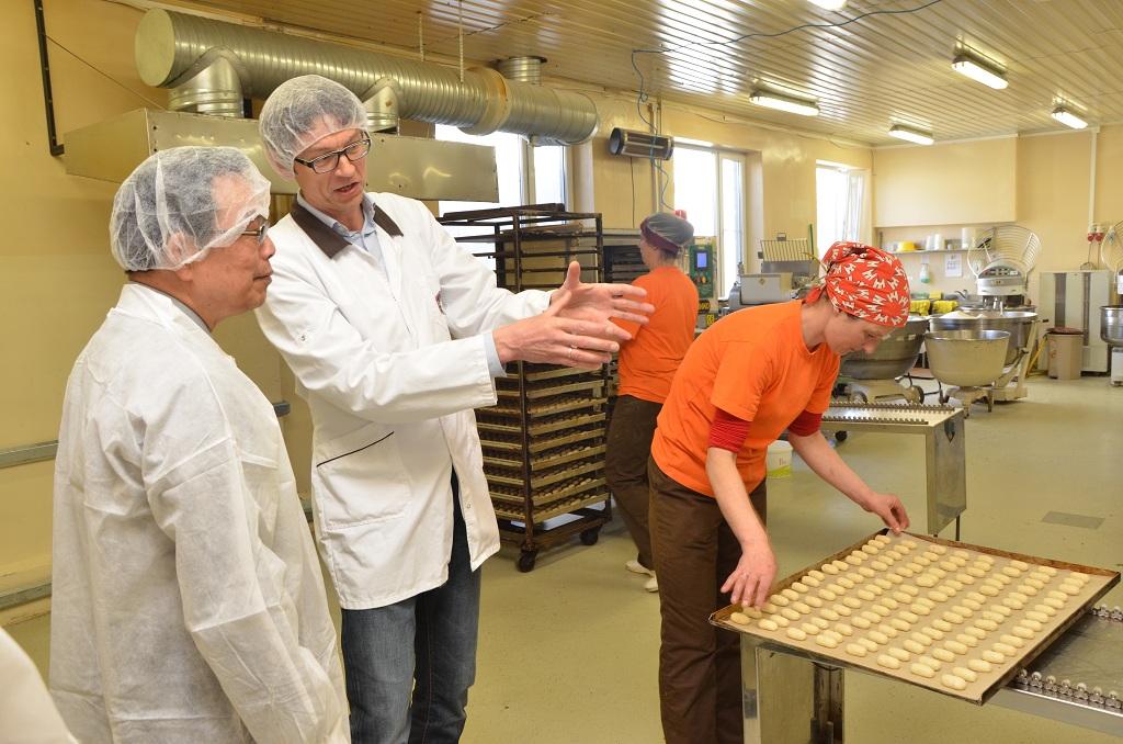 吳代表參觀Saldus市「Canelle」烘培工廠，由董事長Ivars Skrebelis介紹生產及營運狀況