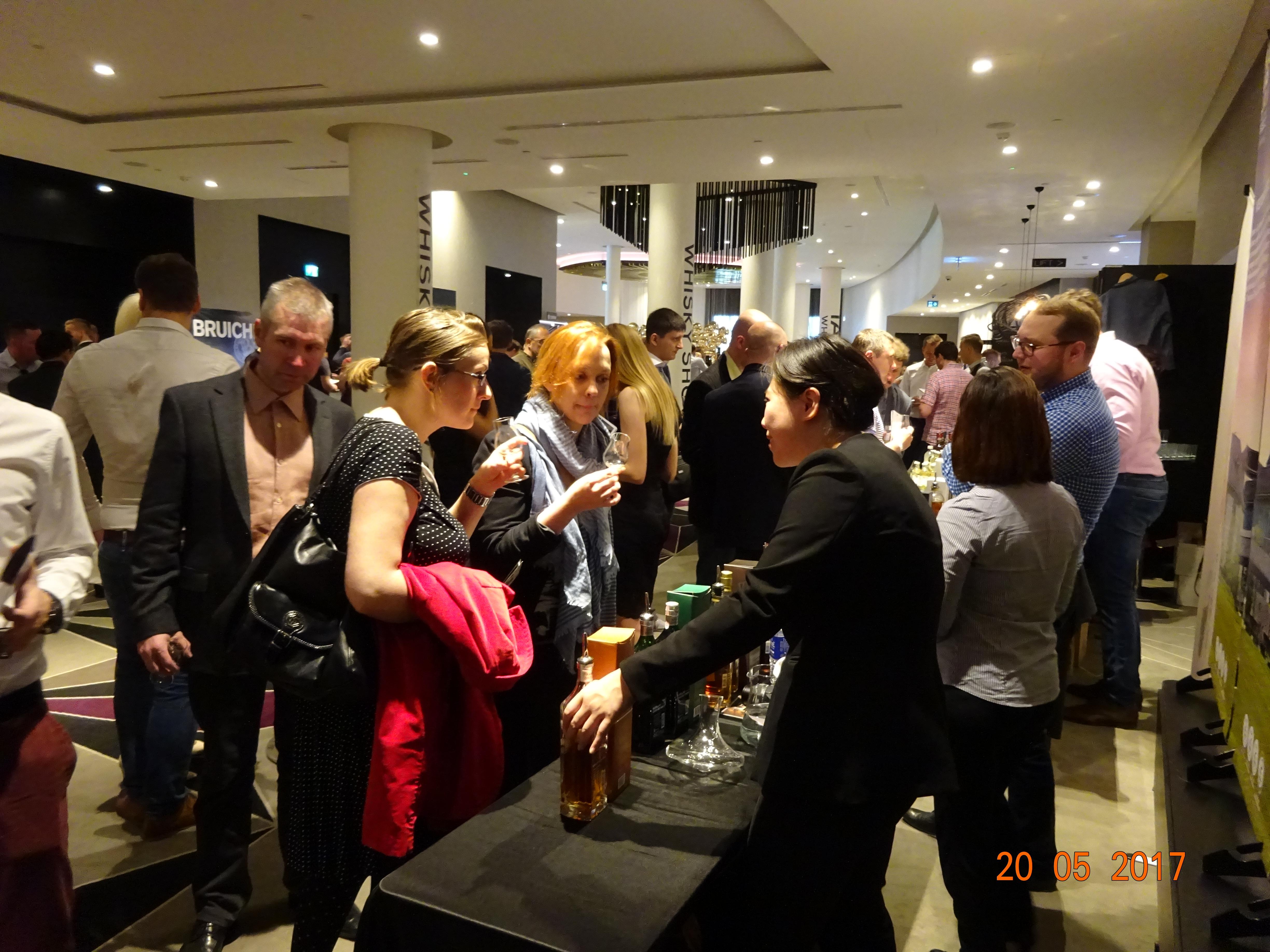 金車公司人員向來賓介紹各種噶瑪蘭威士忌

