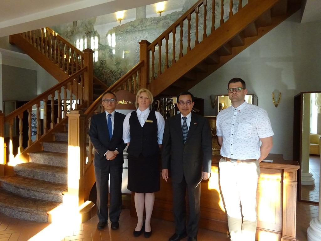 駐拉脫維亞代表處吳榮泉代表拜訪Skrunda市青少年殘障協會與會長Sanita Ukavica等合影