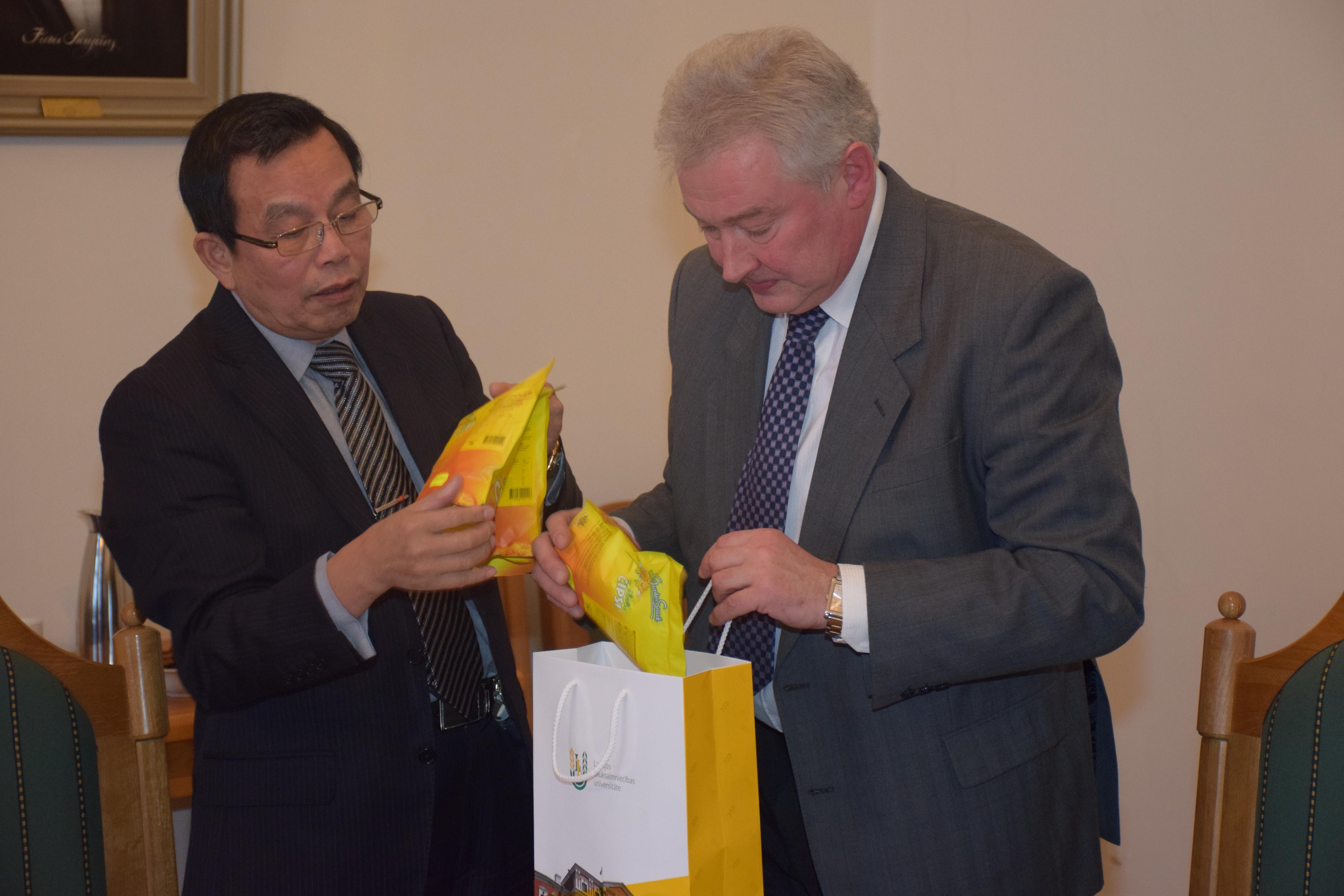 Head of the International Cooperation Center of Latvia University of Agriculture Mr. Voldemars Bariss introduced the dried fruit snacks developed and produced by Faculty of Food Technology to Head of the Taipei Mission in the Republic of Latvia Mr. Rong-Chuan Wu.
