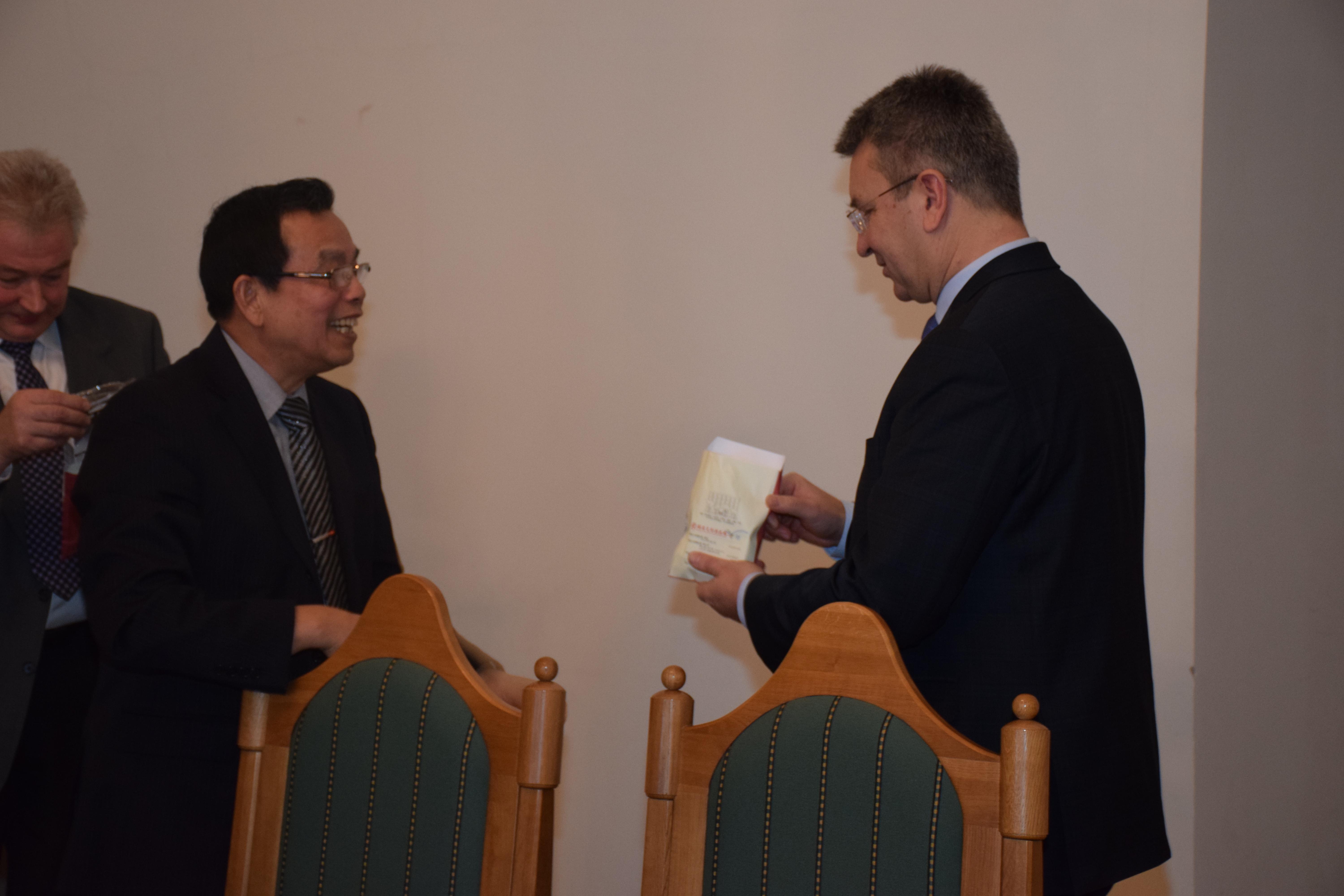 Head of the Taipei Mission in the Republic of Latvia Mr. Rong-Chuan Wu presented a souvenir to Vice-rector of Latvia University of Agriculture Mr. Aigars Laizans. 