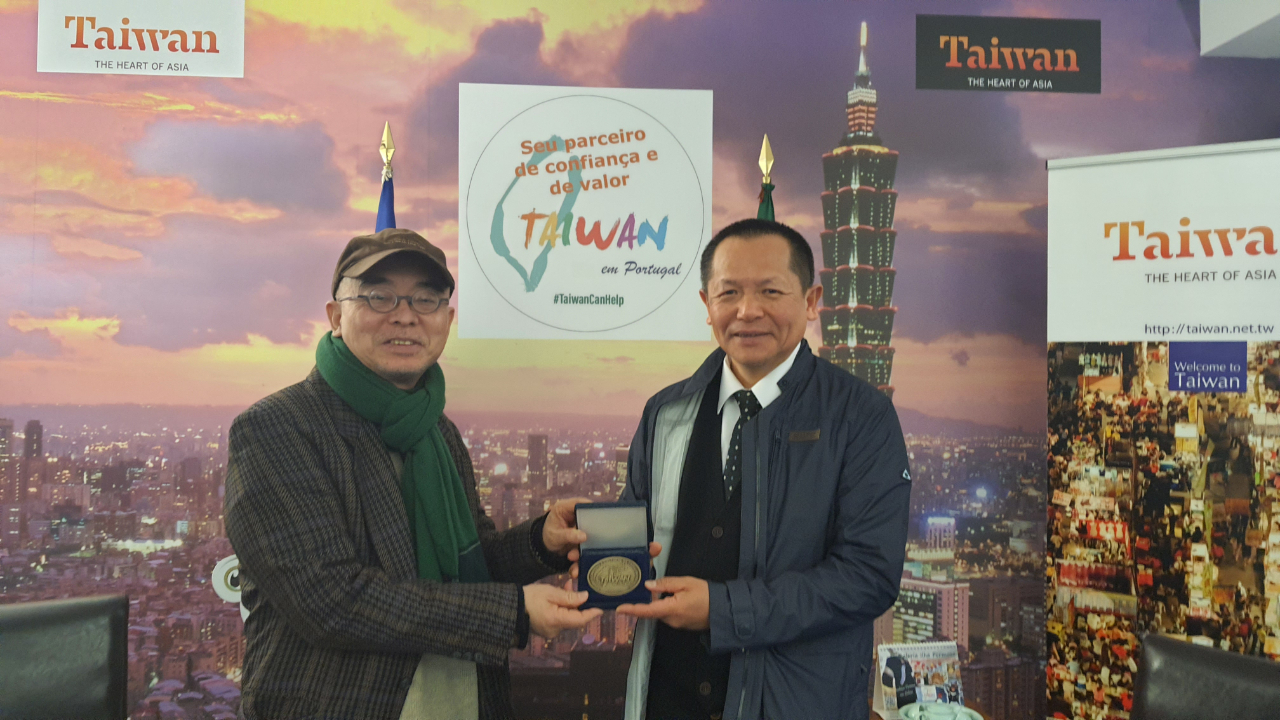 O Professor Dr. Robert Chen, do Colégio da Comunicação da Universidade Nacional de Chengchi, veio a Lisboa para participar na conferência sobre o realizador King Hu e o Cinema Wuxia de Taiwan. 