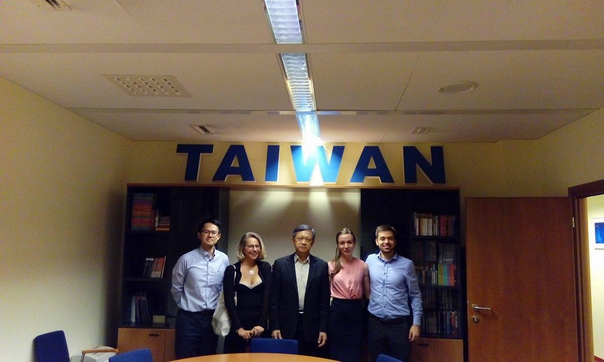 駐斯洛伐克代表處頒發受獎證明書予台灣獎學金與華語文獎學金受獎生