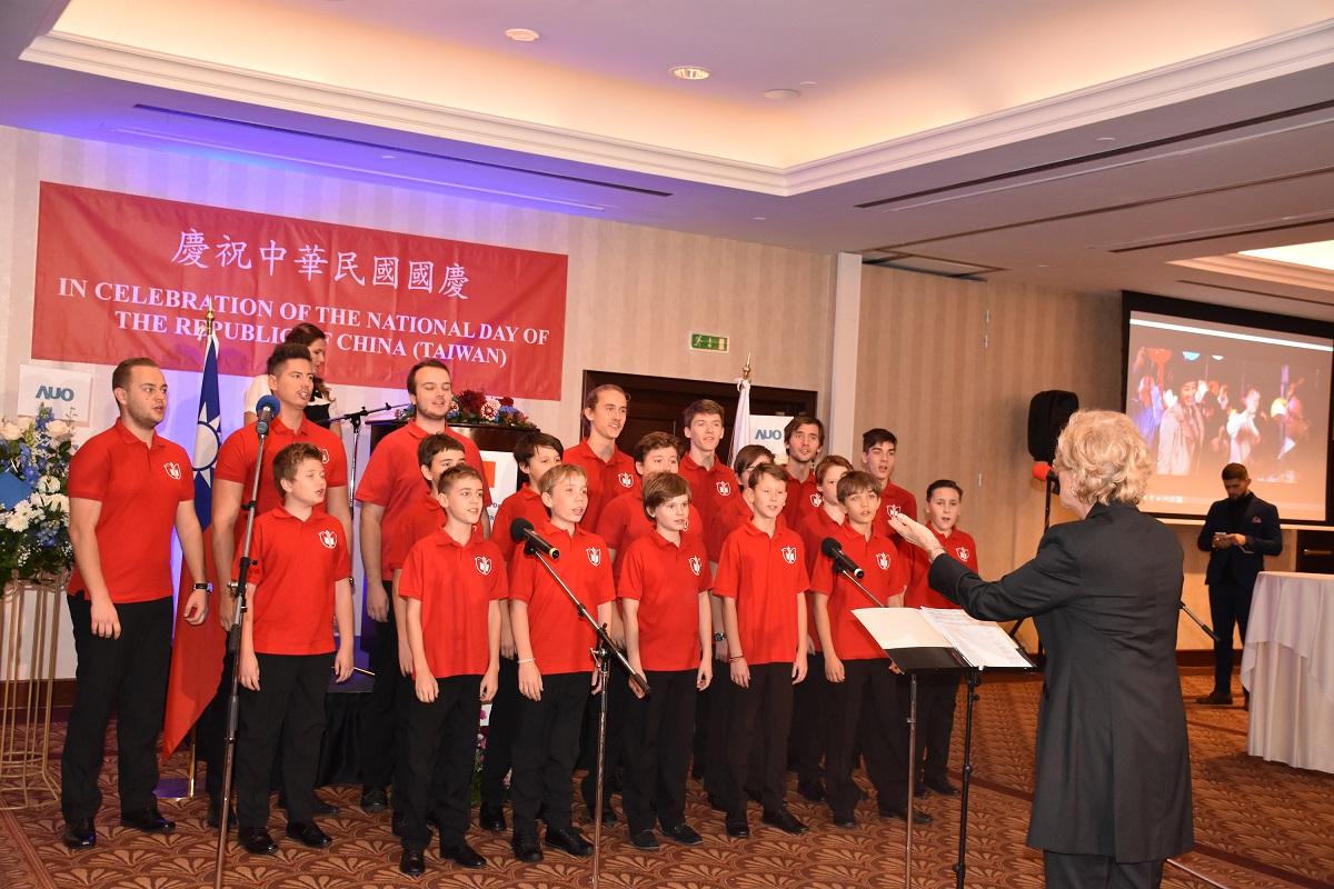 布拉提斯拉瓦男童合唱團(Bratislava Boys Choir)應邀參加駐斯洛伐克代表處慶祝中華民國108年國慶酒會並演唱多首台灣童謠