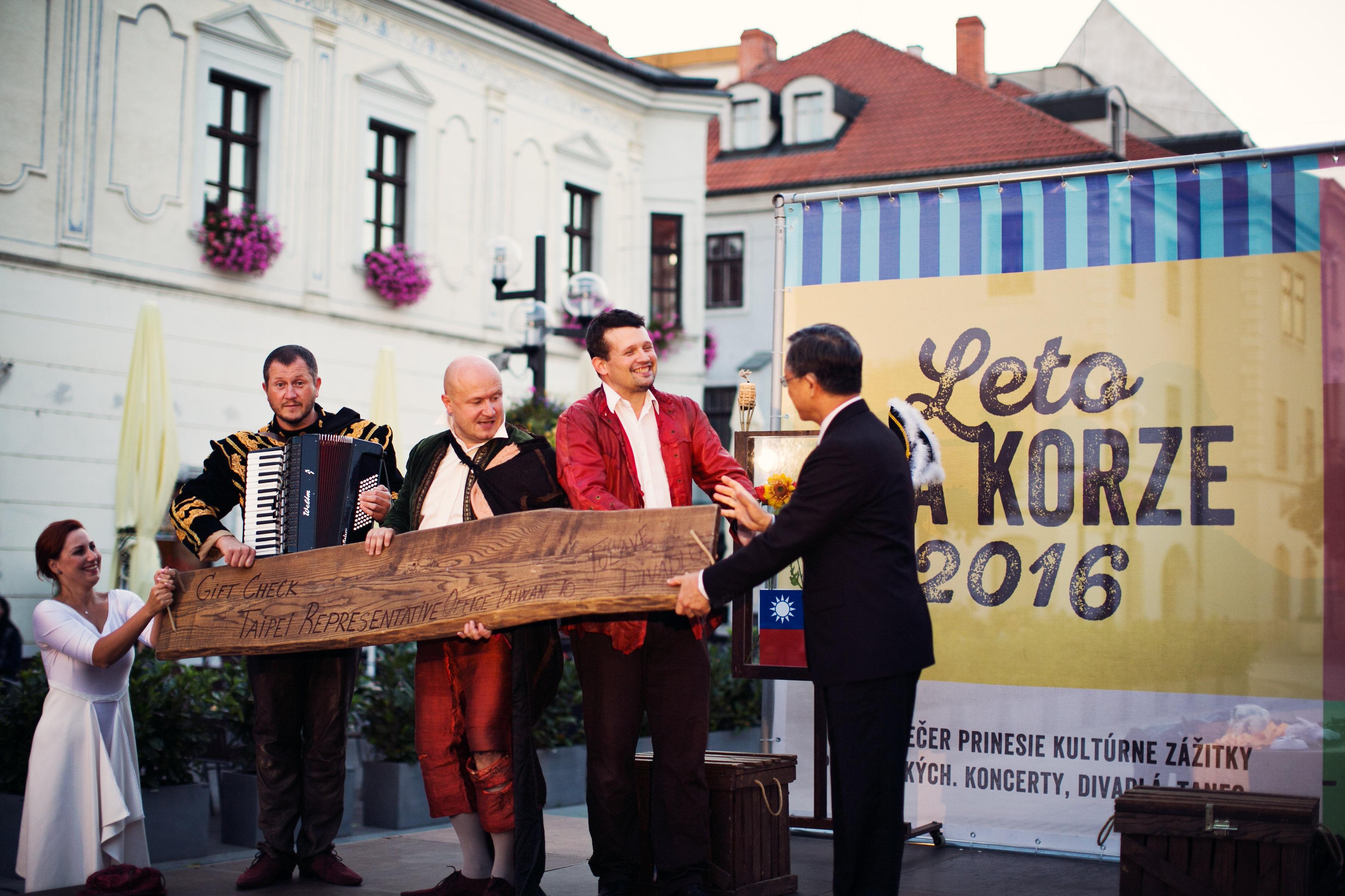 TROB Presents Donation to “Wandering Theatre” Performing Group in Trnava