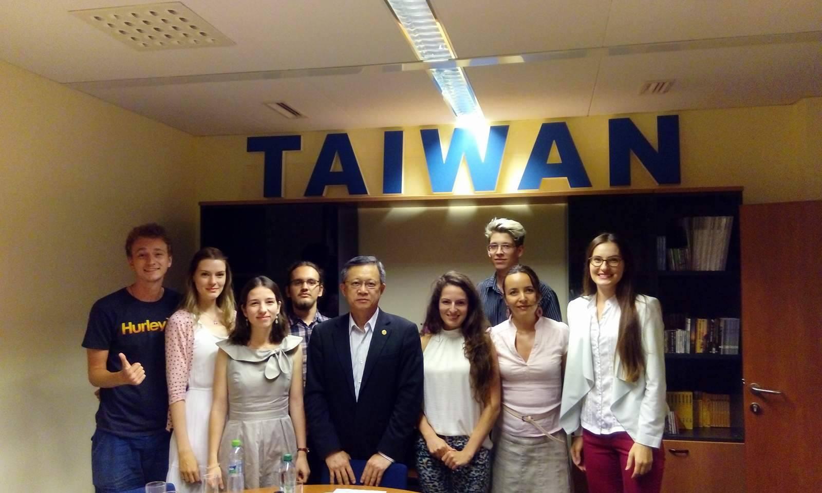 TROB presents award certificates to awardees of Taiwan Scholarship and Huayu Enrichment Scholarship 