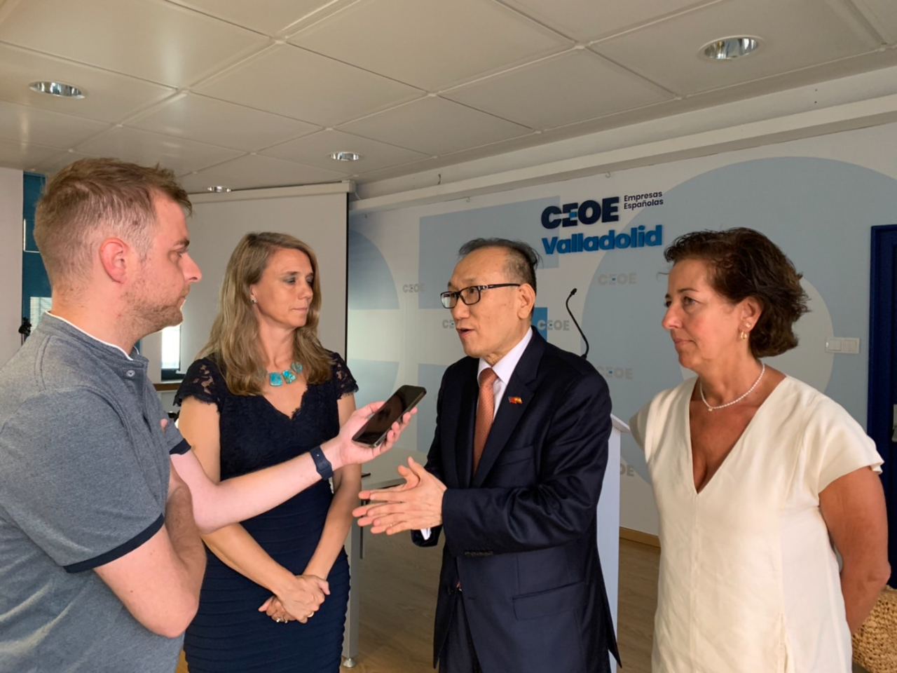 劉大使與Valladolid 省國會參議員(右一)及Valladolid CEOE理事長Angela de Miguel(右三)共同接受專訪