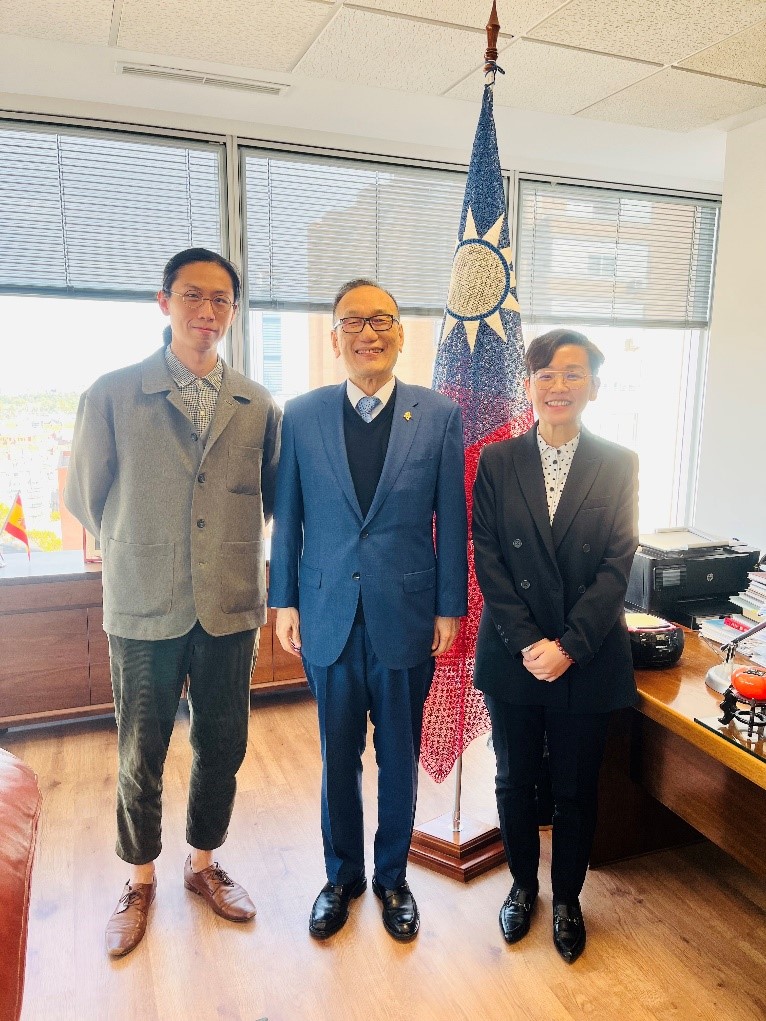 （左起）漫畫家曾耀慶、駐西班牙代表處劉德立大使與駐西班牙代表處文化組張祐瑄組長於現場合影