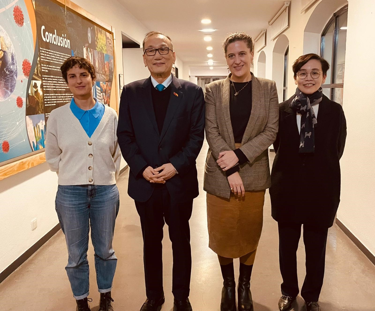 開幕式合影（左起：「馬德里光點」Rocio Mateo-Sagasta 經理、駐西班牙代表處劉大使德立、「馬德里光點」Lucía Casani總監及駐西班牙代表處文化組張組長祐瑄）