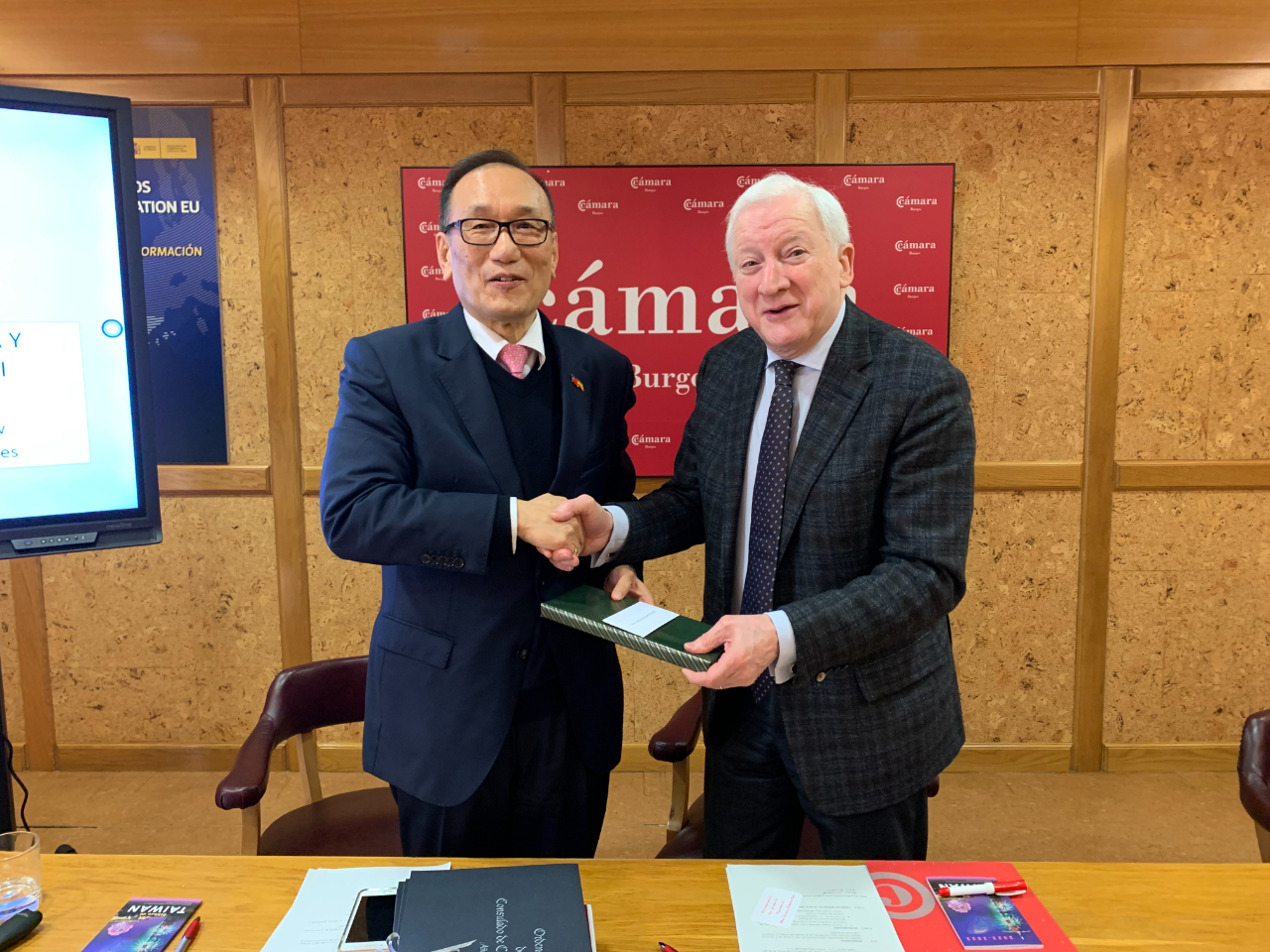 劉大使於研討會後與理事長Antonio Miguel Méndez交換禮物