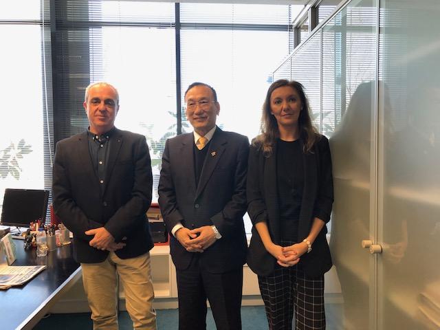 El embajador José María Liu visita la sede del diario El Mundo. En la foto, junto al director adjunto, Rafael Moyano, y la redactora jefe de Internacional, Silvia Román. 