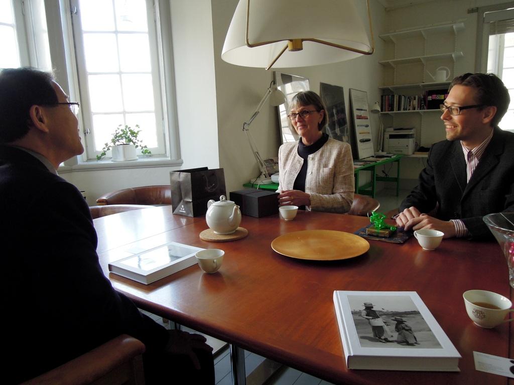 廖大使東周與哥特堡Rohsska博物館館長Susanne Erixon、策展人Love Jonsson洽談。